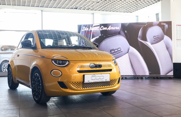 FIAT aduce Noul 500 Hybrid în România: modelul iconic revine cu motor mild-hybrid și preț de pornire de 21.900 euro