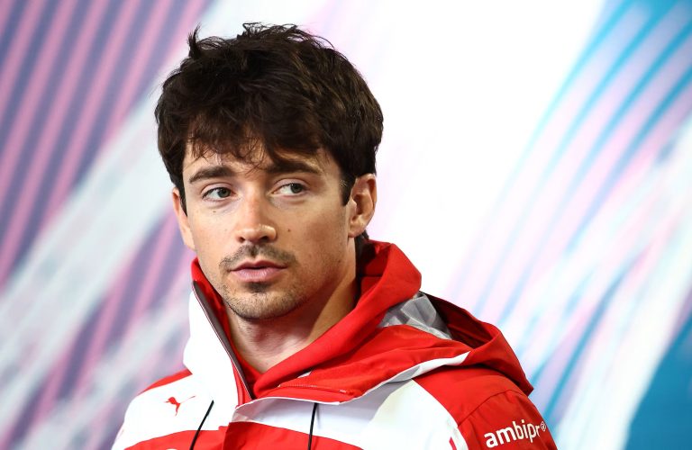 Leclerc pierde podiumul în ultimul tur și este penalizat: Ferrari, o nouă lovitură