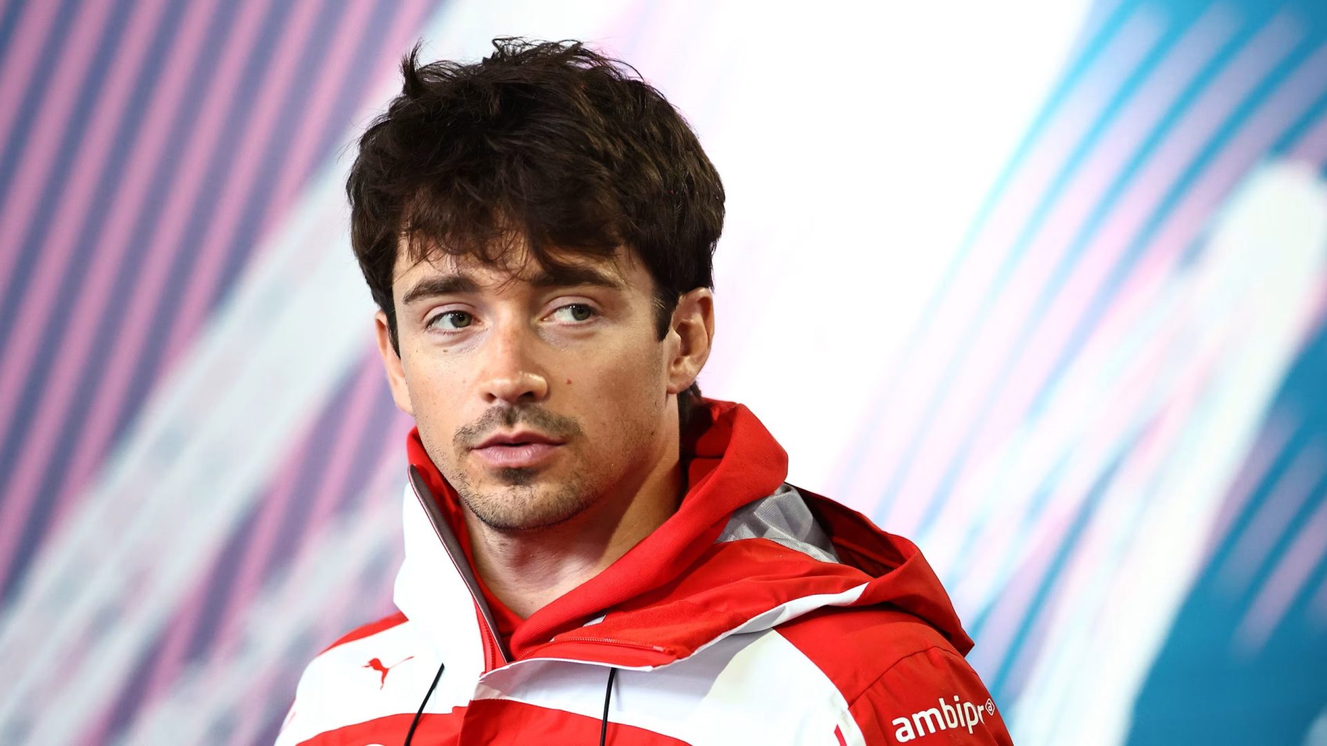 Leclerc pierde podiumul în ultimul tur și este penalizat: Ferrari, o nouă lovitură