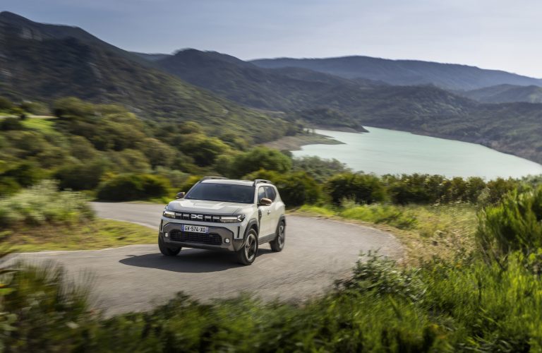 Piața auto din România: electrificarea accelerează puternic în aprilie, în timp ce piața totală rămâne pe minus