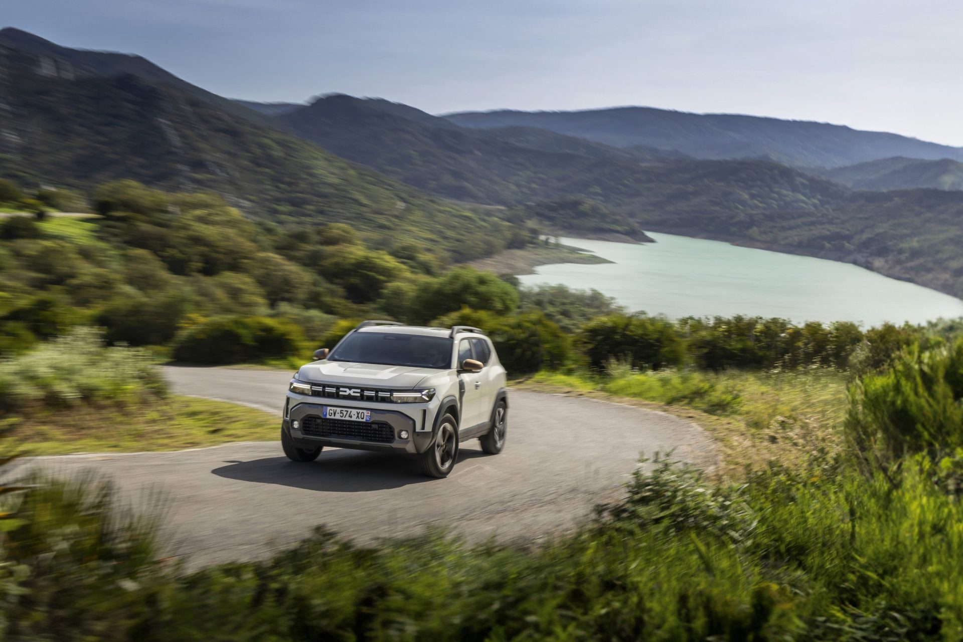 Piața auto din România: electrificarea accelerează puternic în aprilie, în timp ce piața totală rămâne pe minus