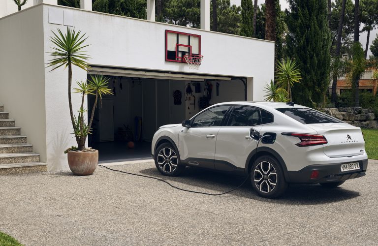 Țintele CO₂ mai stricte au început să reducă prețurile mașinilor electrice în Europa, după cinci ani de creșteri