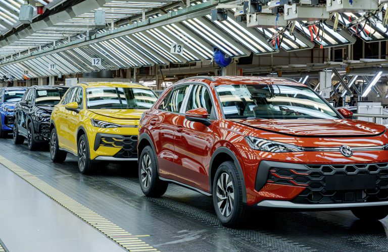 APIA: Piața auto din România va scădea în 2026, dar electrificarea accelerează puternic