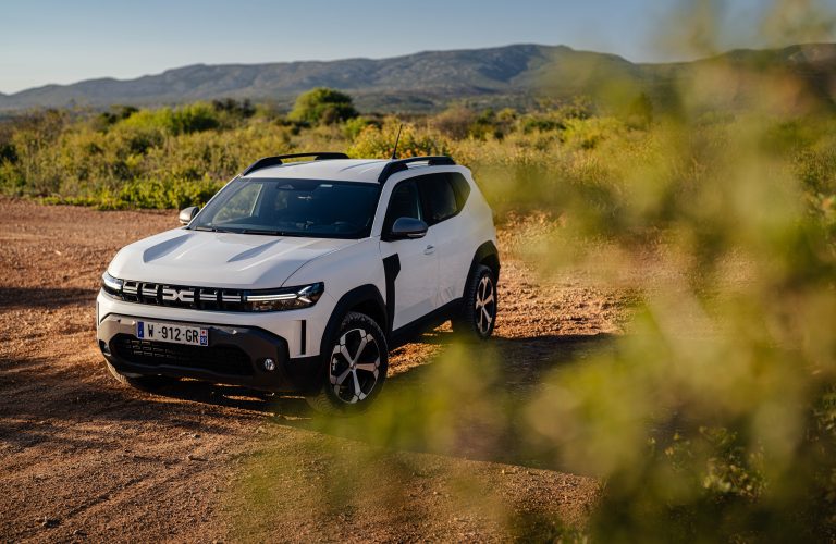 Piața auto din România se schimbă: SUV-urile domină, electrificarea accelerează, iar mărcile chinezești câștigă teren