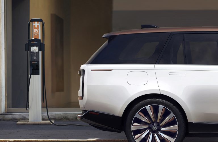 JLR extinde accesul la încărcare: peste un milion de stații disponibile printr-un singur abonament