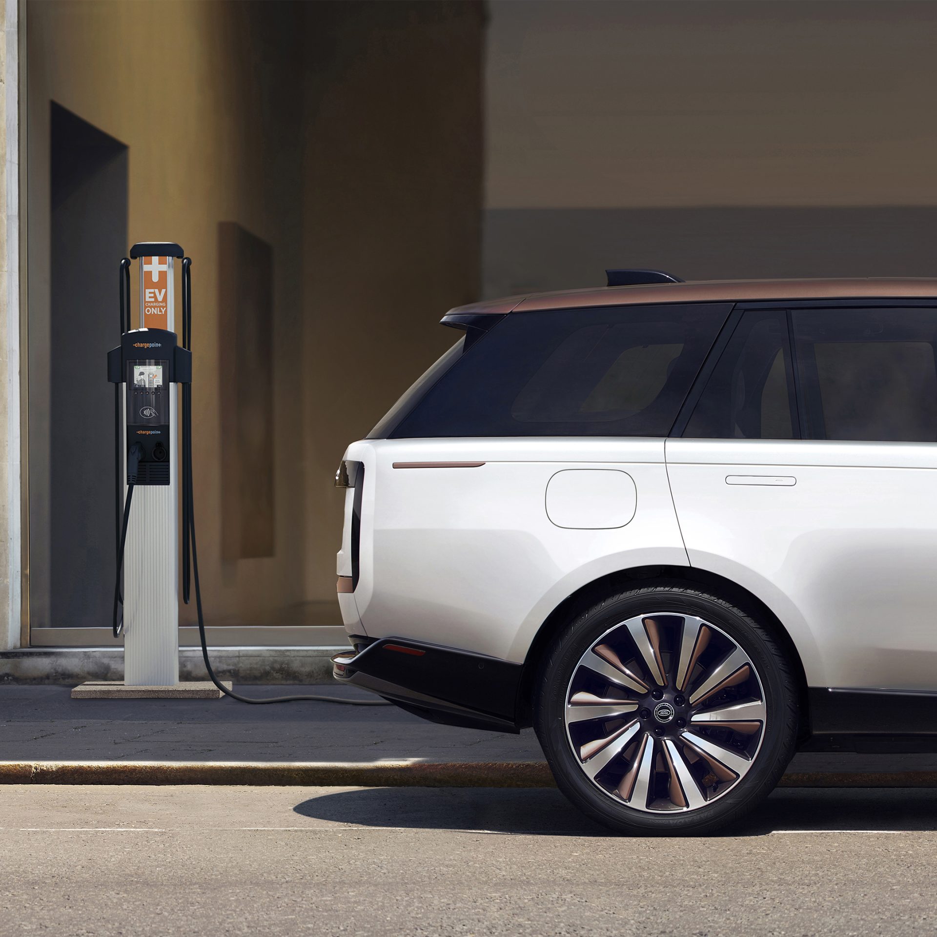 JLR extinde accesul la încărcare: peste un milion de stații disponibile printr-un singur abonament