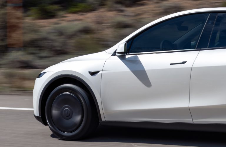 Tesla, sub lupa autorităților europene: RDW analizează problema ușilor de urgență, dar nu exclude un recall