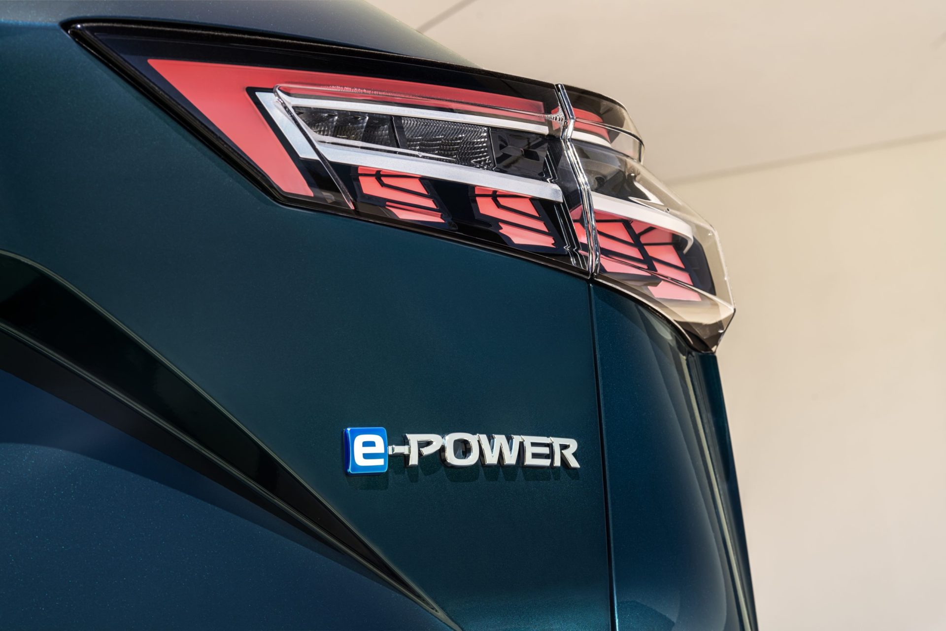 Nissan își mută focusul pe termen scurt către PHEV-uri și e-Power, pe fondul încetinirii lansărilor de vehicule electrice