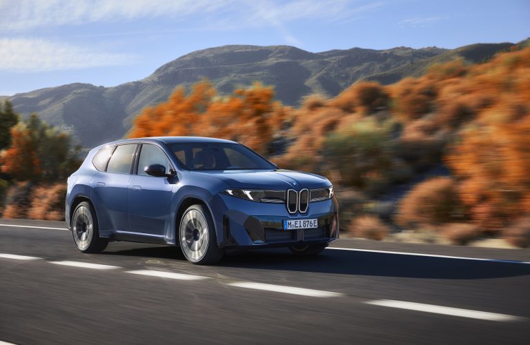 BMW accelerează producția iX3 pe fondul unei cereri peste așteptări