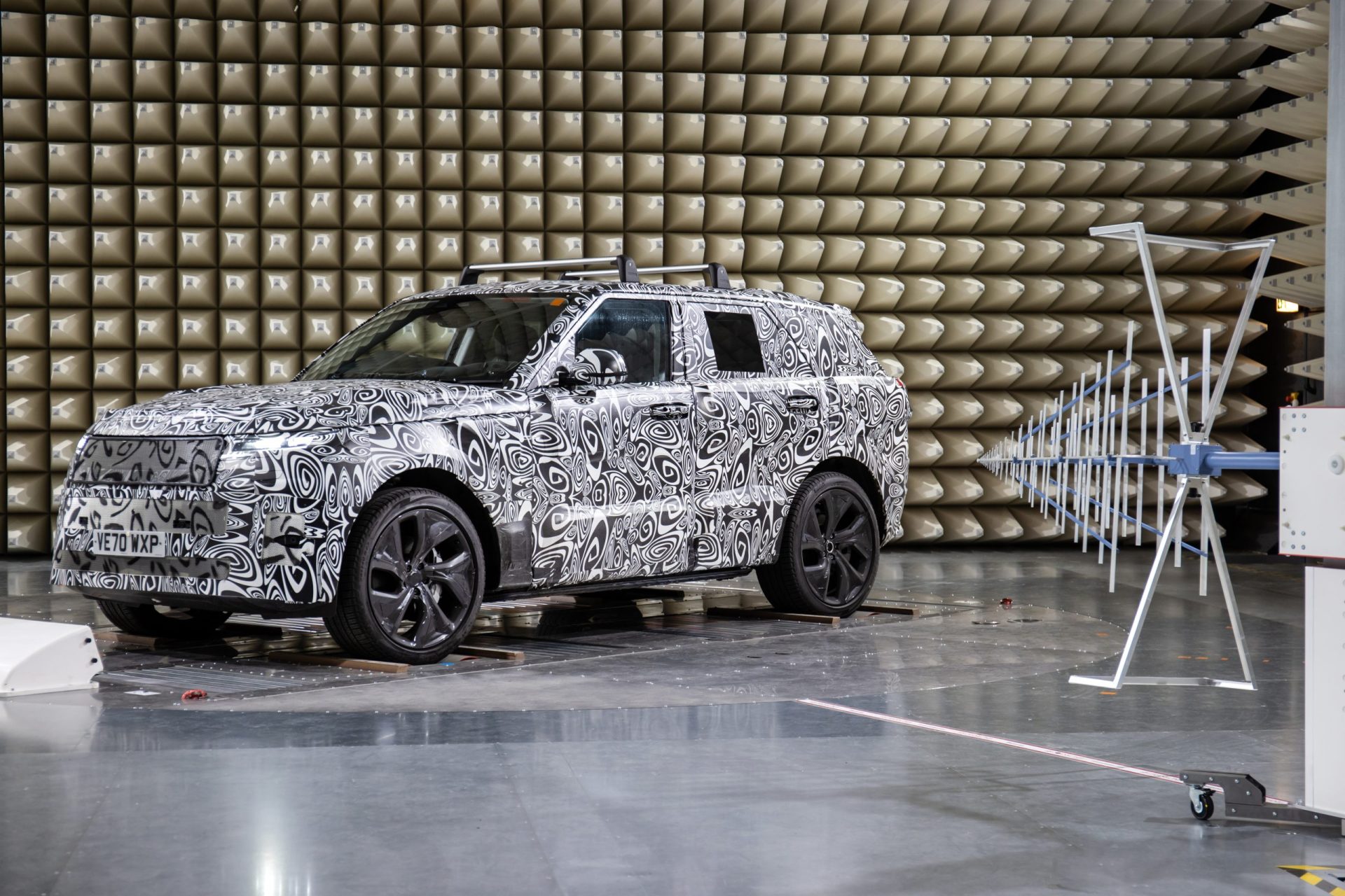 Jaguar Land Rover pregătește debutul unui Range Rover electric „unic”