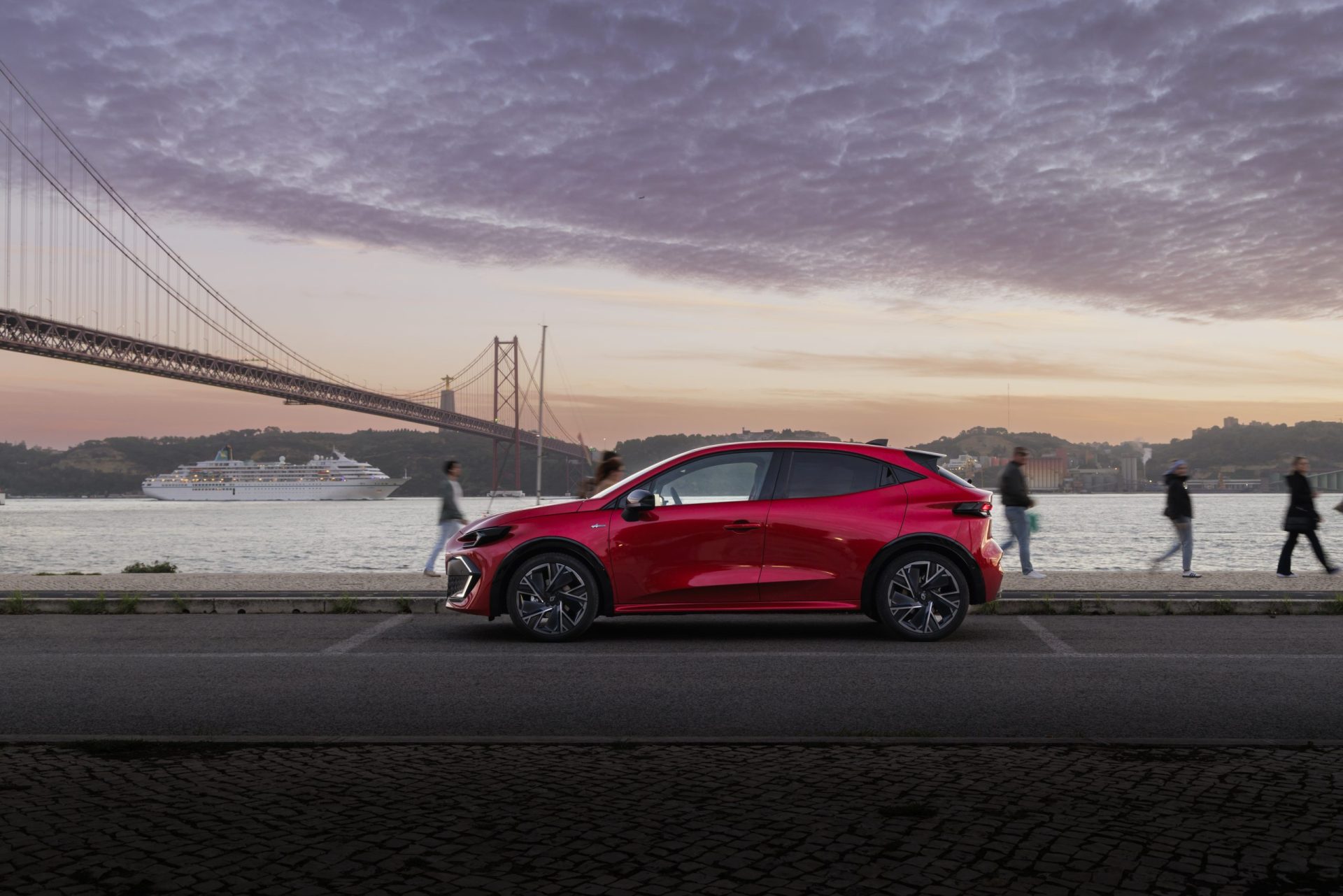 Războiul din Iran zguduie industria auto globală: de la prețul carburantului la blocaje în producție