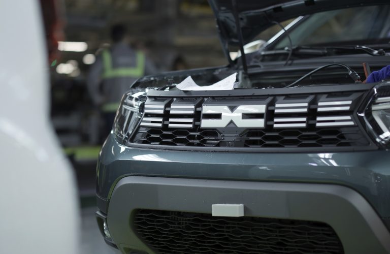 Ce se întâmplă cu uzina Dacia de la Mioveni? Viitorul fabricii din România se joacă acum