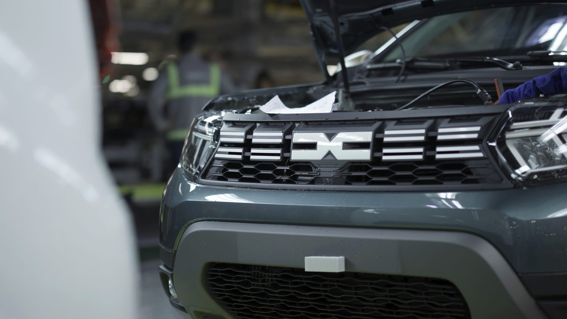 Ce se întâmplă cu uzina Dacia de la Mioveni? Viitorul fabricii din România se joacă acum