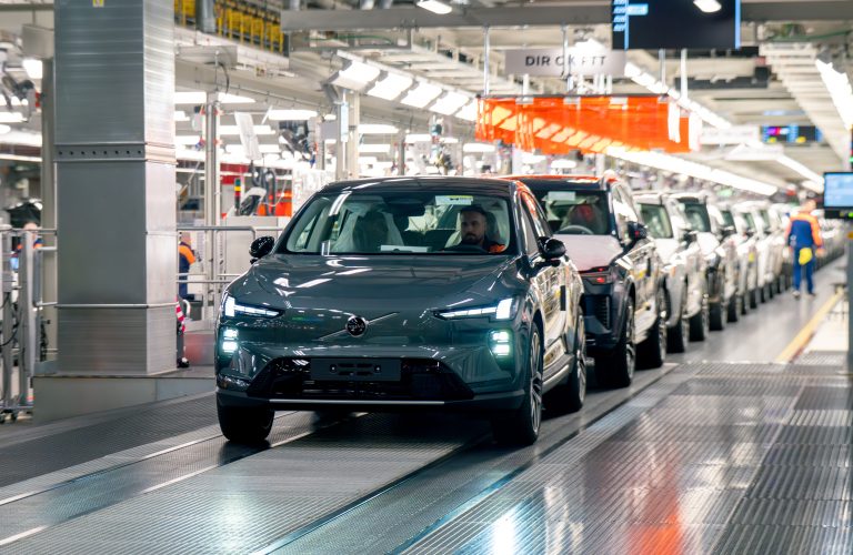 Volvo EX60 a intrat în producție. SUV-ul electric cu autonomie de 810 km depășește deja așteptările constructorului suedez