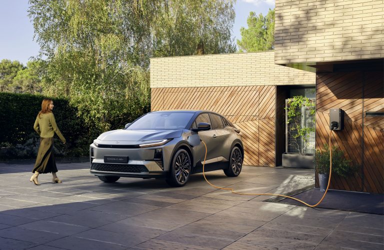 Toyota și Uber lansează un parteneriat în Europa pentru a facilita accesul șoferilor la vehicule electrificate