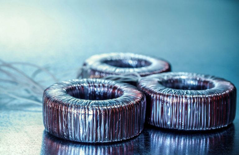 Ce tip de transformator 12V trebuie ales – toroidal, electronic sau de siguranță?