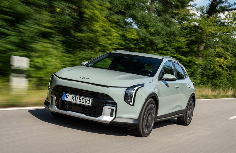 Kia XCeed primește un facelift important: design revizuit, două ecrane de 12,3 inch și sisteme de siguranță mai avansate