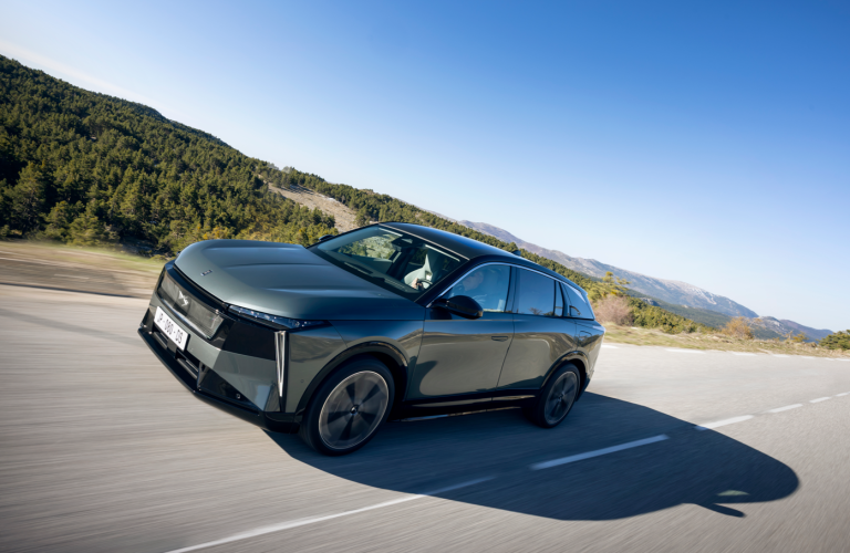 DS N°7 ridică ștacheta în segmentul SUV-urilor premium: autonomie de până la 740 km și confort de prima clasă