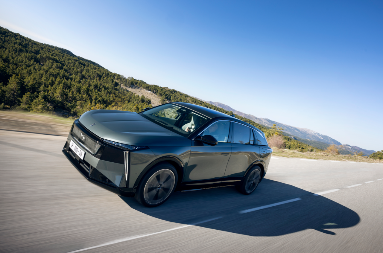 DS N°7 ridică ștacheta în segmentul SUV-urilor premium: autonomie de până la 740 km și confort de prima clasă