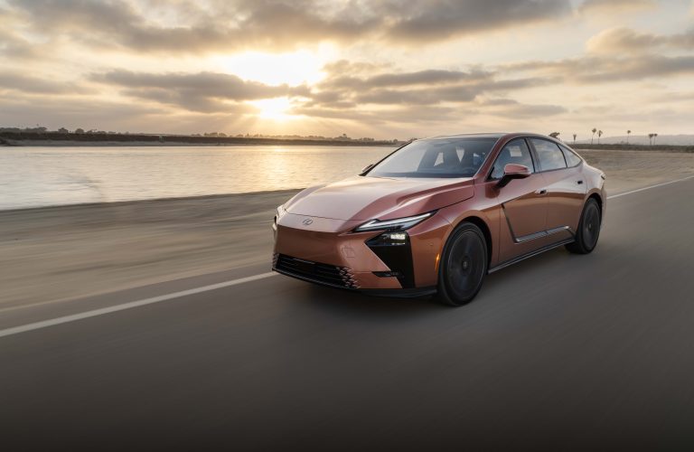 Lexus ES 2026: noua generație a sedanului premium intră într-o eră electrificată completă