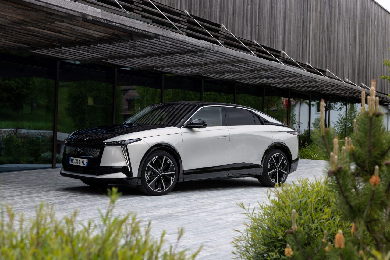 Câți kilometri poate parcurge DS N°8 fără încărcare?