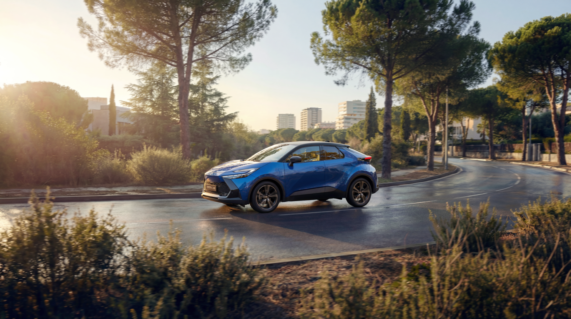 Toyota C-HR împlinește 10 ani. Peste 2,1 milioane de exemplare vândute și actualizări importante pentru gama 2026
